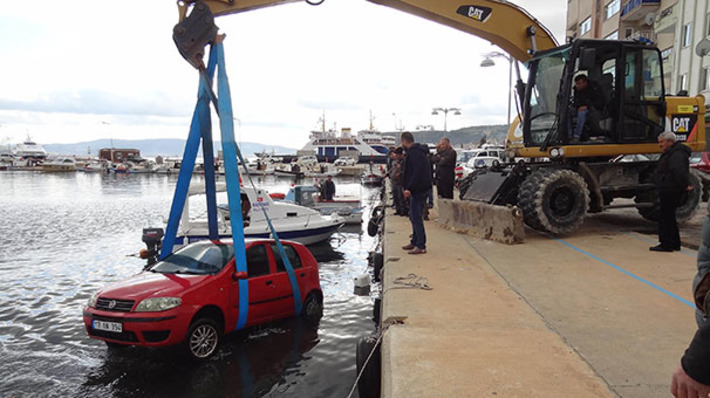 В турецком Чанаккале автомобиль столкнулся с лодкой и затонул