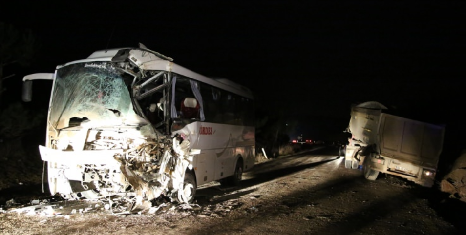 В автоаварии в Манисе пострадали 27 человек (фото)