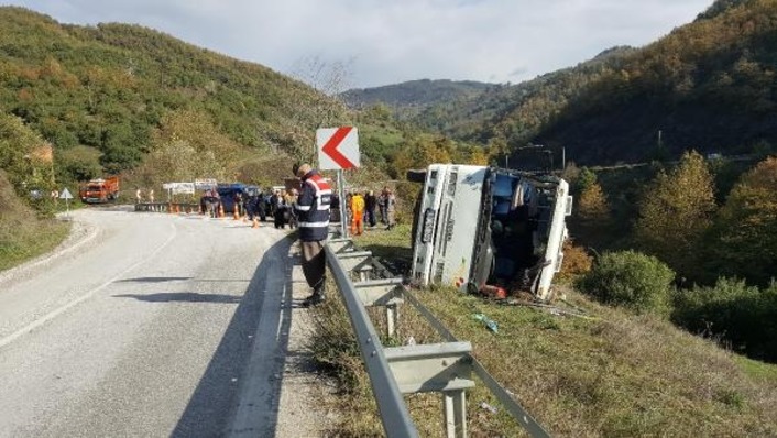 Пассажирский автобус перевернулся в турецком Дюздже: 12 человек ранено