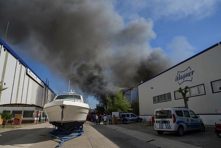 Пожар на судоверфи в Анталье уничтожил несколько яхт (фото)