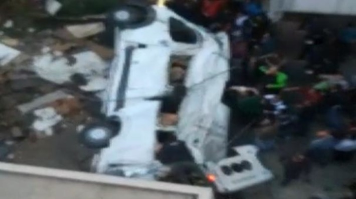 В Стамбуле микроавтобус упал с высоты 20 метров (видео)