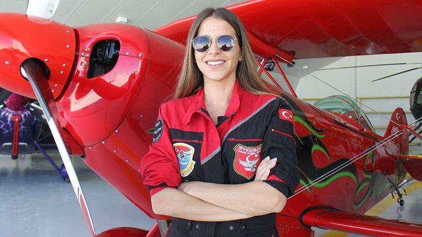 Первая в Турции женщина-летчик воздушный акробат показывает мастерство