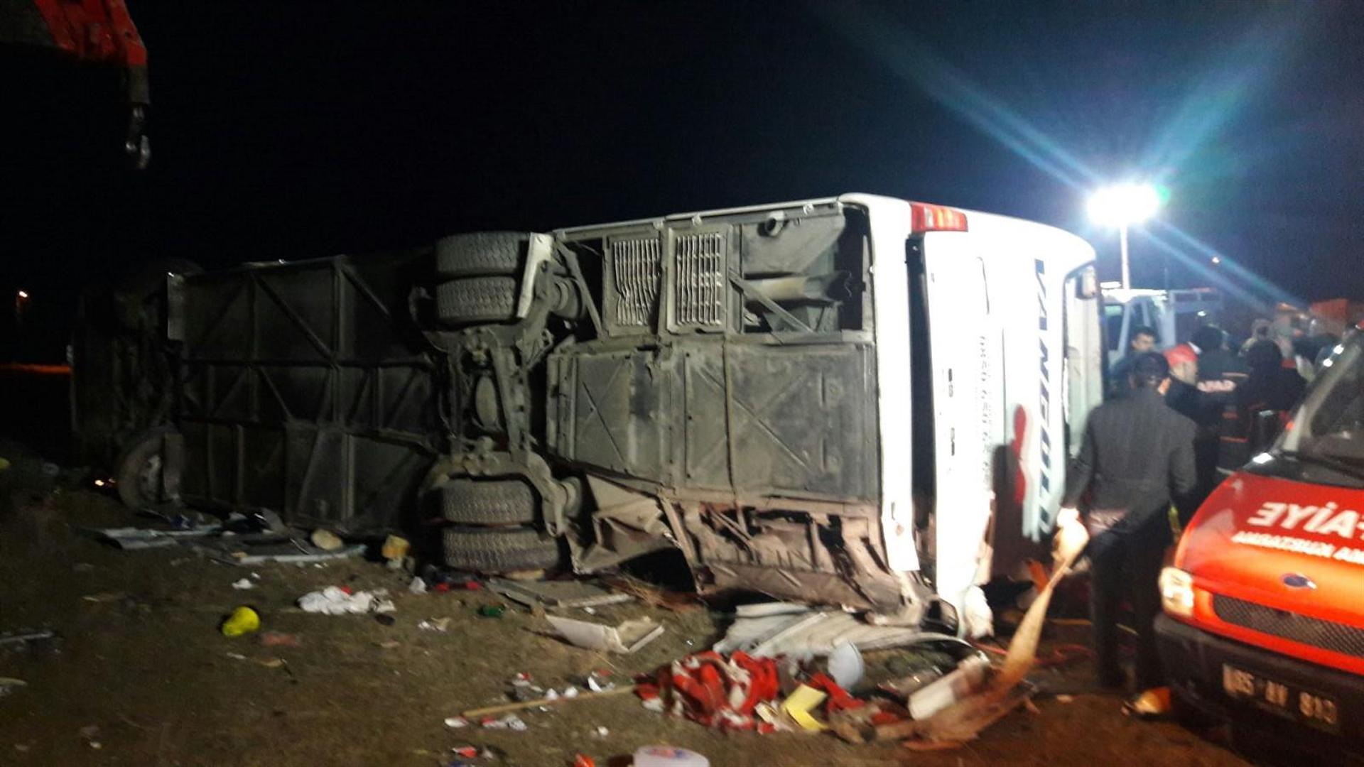 Пассажирский автобус перевернулся в Ване: 2 погибли, 21 ранены (фото)