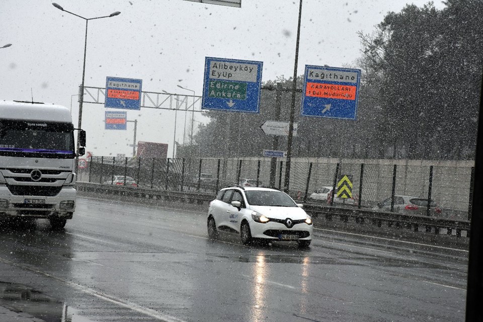 В Стамбуле выпал первый снег (фото)