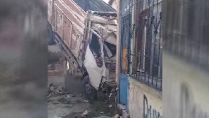 В турецком Башакшехире грузовик с фруктами пробил стену и въехал в квартиру