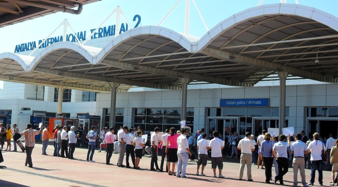 Туристы из Перми, чей рейс задержали больше чем на 14 часов , смогли вылететь из Анталии