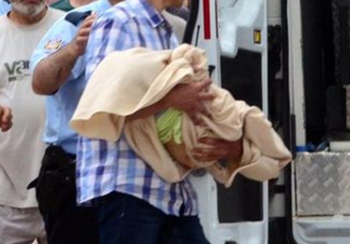 18-месячный ребенок упал с третьего этажа в Измире