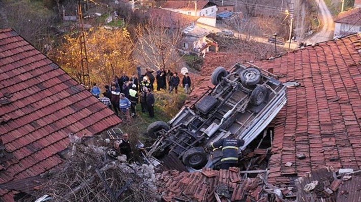 В турецком Карабюке грузовик упал на крышу жилого дома (фото)