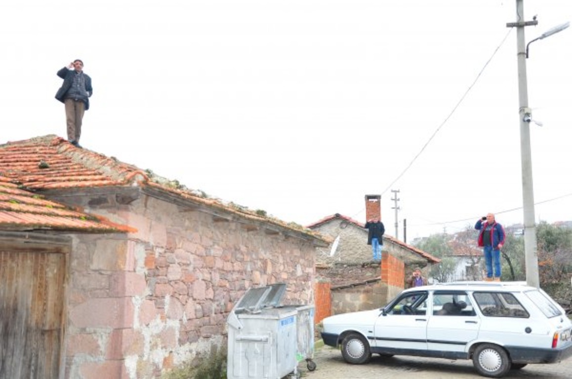 Жители Манисы говорят по телефону забравшись на крыши
