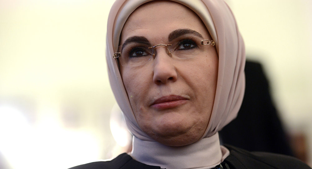 Первая леди Турции не поддерживает роды путем кесарева сечения
