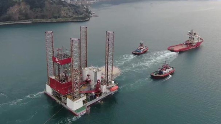 Гигантская нефтяная платформа проходит Босфор (видео)
