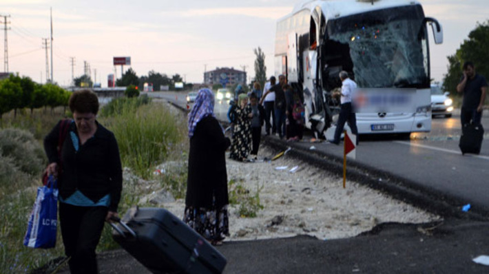 В турецкой Амасье междугородный автобус врезался в грузовик