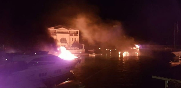 Сильный пожар произошел в порту Чешме 