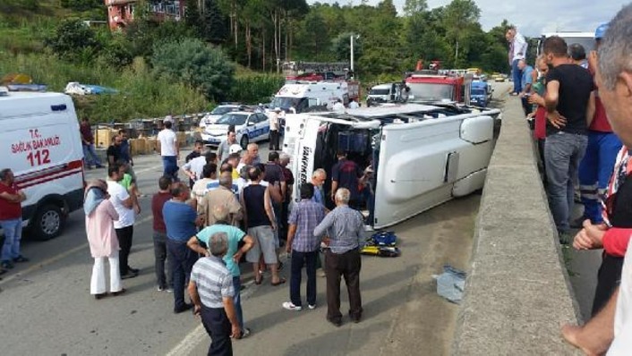 Рейсовый микроавтобус перевернулся в Трабзоне: 2 человека погибли