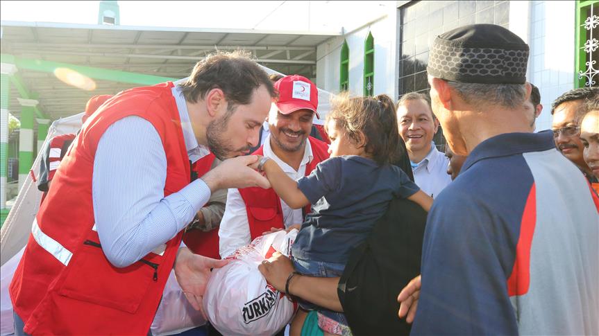 Министр финансов Турции встретился с пострадавшими от землетрясения жителями Индонезии