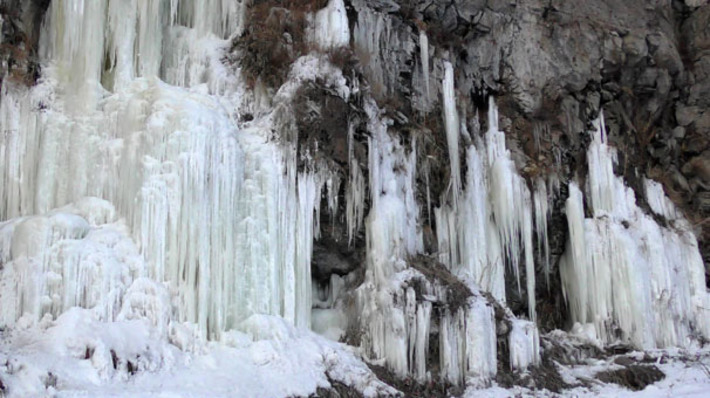 Замерзший водопад в Ардахане похож на травертины Памуккале