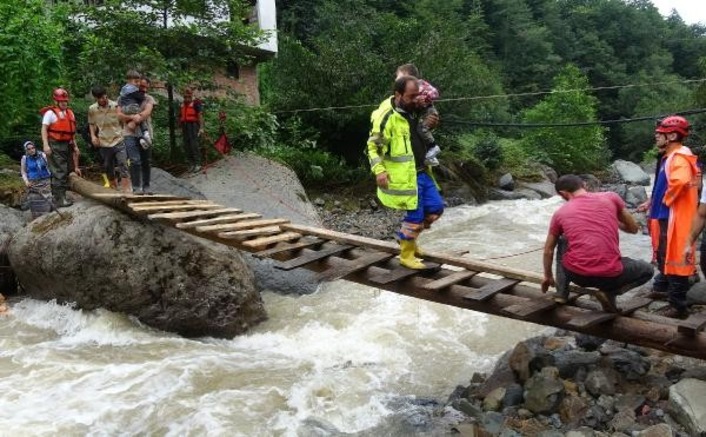 Разлившаяся из-за сильных дождей река в Ризе (Rize) повредила переправу, люди ждали помощи несколько часов