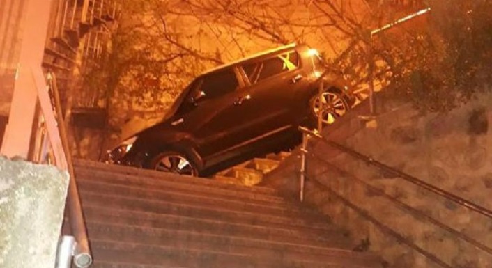 В Стамбуле водитель перепутал лестницу с дорогой