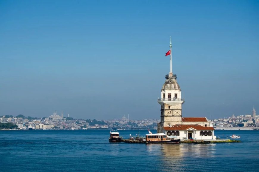 К Девичьей башне в Стамбуле выстроилась очередь
