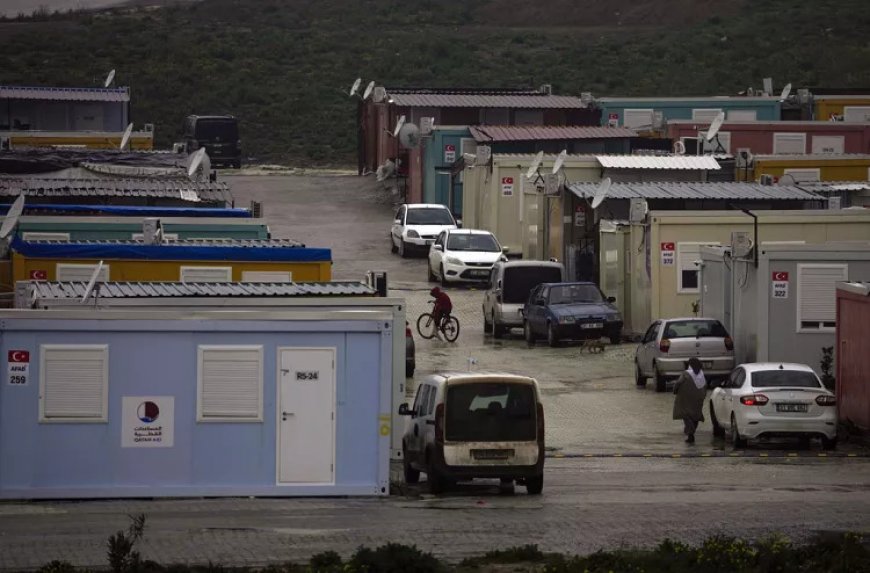 Спустя год землетрясения жители Турции живут в контейнерах
