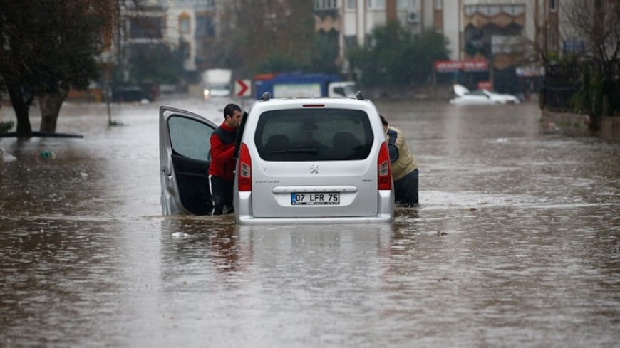 Названа сумма ущерба от наводнения в Анталье