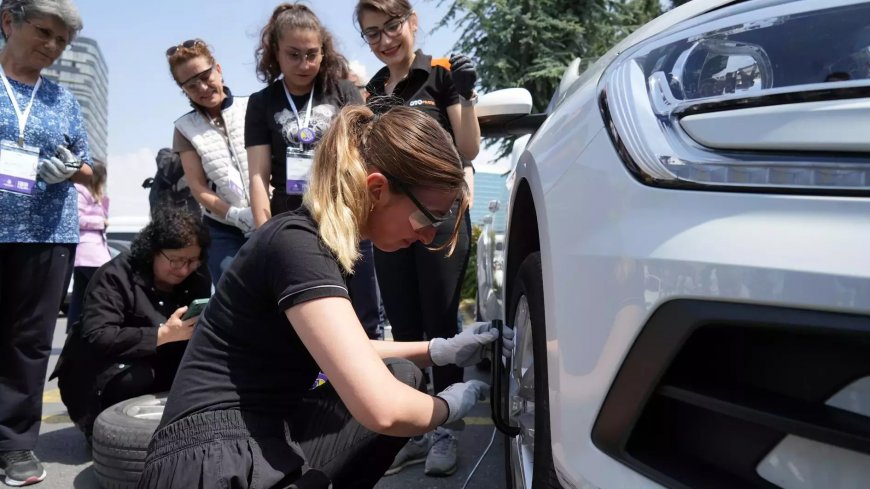 Муниципалитет Стамбула открыл курсы поддержки для женщин-водителей