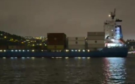 В Босфоре судно развернуло из-за поломки: дрейфовало к берегу